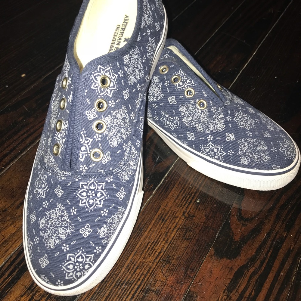 American Eagle canvas sneakers